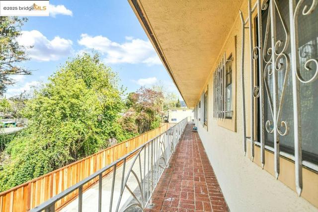 3300 Brookdale Ave, Oakland CA: https://media.crmls.org/mediaz/9c670544-fc78-4abf-8899-b261797e5763.jpg