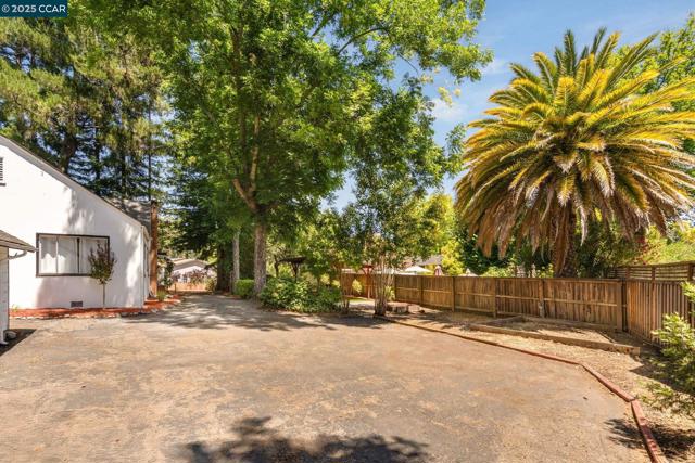 1019 Sir Francis Drake Blvd, San Anselmo CA: https://media.crmls.org/mediaz/9c670cbb-90a3-4c73-b85b-6e90081cab05.jpg