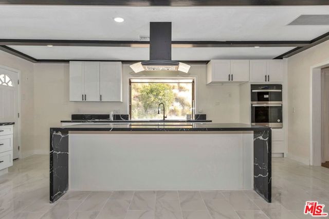 1084 W west Marshall Boulevard, San Bernardino CA: https://media.crmls.org/mediaz/9c6791ff-8adf-4b01-acb8-b8c9bcfbebc9.jpg