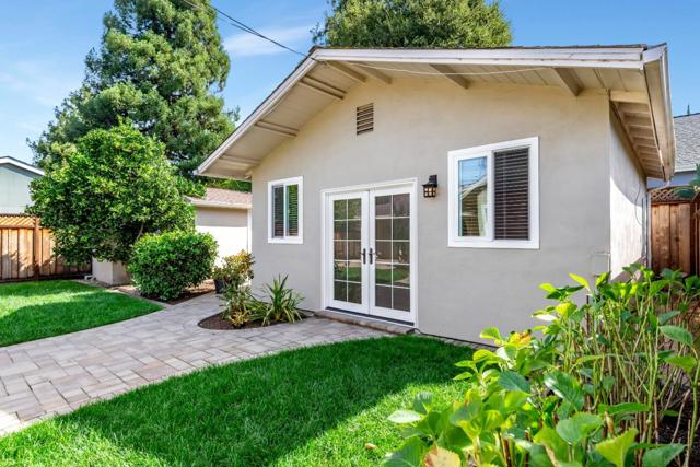 560 6th Avenue, Menlo Park CA: https://media.crmls.org/mediaz/9c681538-bb7a-400f-8662-7af1cf7d367f.jpg