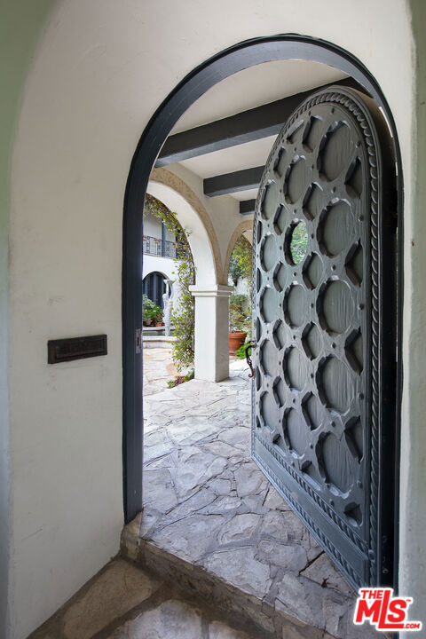 703 Walden Drive, Beverly Hills CA: https://media.crmls.org/mediaz/9c68c979-c688-46f5-971c-9f20816040ec.jpg