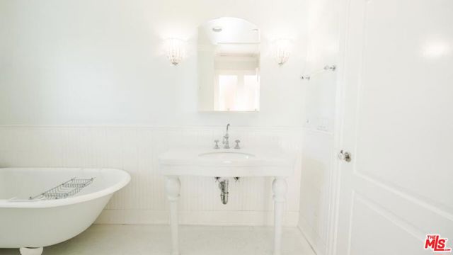 10900 Terryview Drive, Studio City CA: https://media.crmls.org/mediaz/9c6a82c9-2103-4a47-a7e3-5f43db80f662.jpg