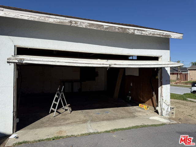 20164 Archwood Street photo 3