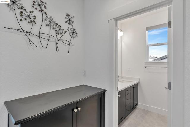 2281 Garden Farms Ave, Lathrop CA: https://media.crmls.org/mediaz/9c6bb516-13f0-4a2e-91b5-d2e50f472f13.jpg