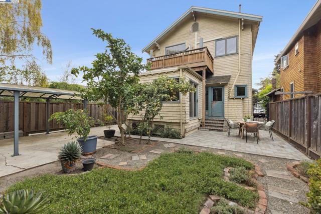 3215 Liberty Ave, Alameda CA: https://media.crmls.org/mediaz/9c6be50c-2454-4333-b2a0-6921552ed482.jpg