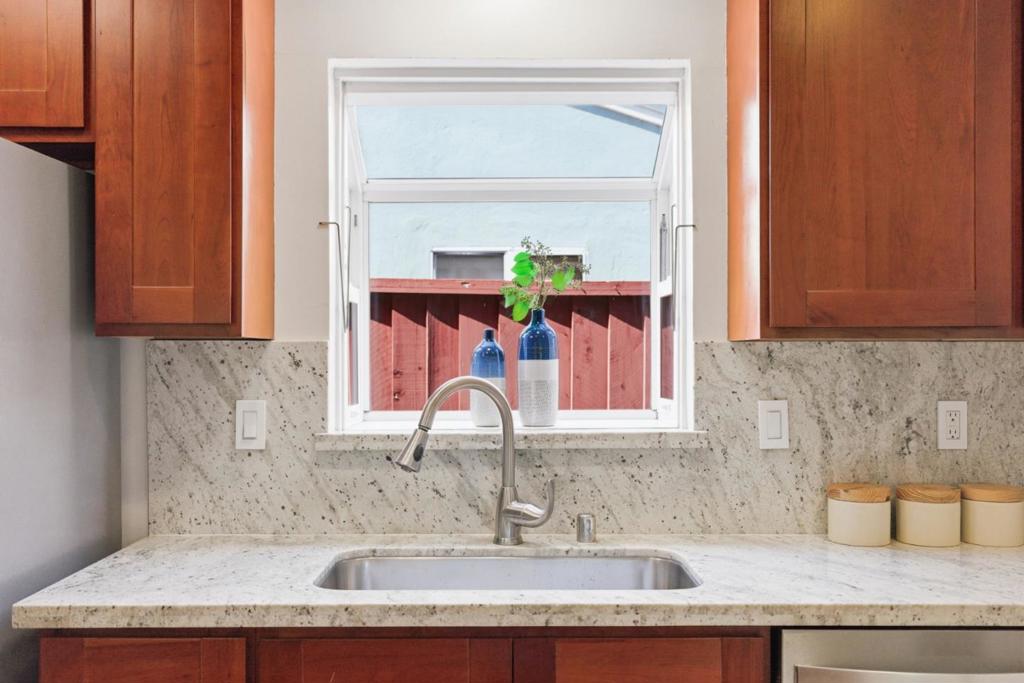 https://media.crmls.org/mediaz/9c6c0790-662d-4bb3-bb11-f34b2954fc36.jpg?preset=X-Large