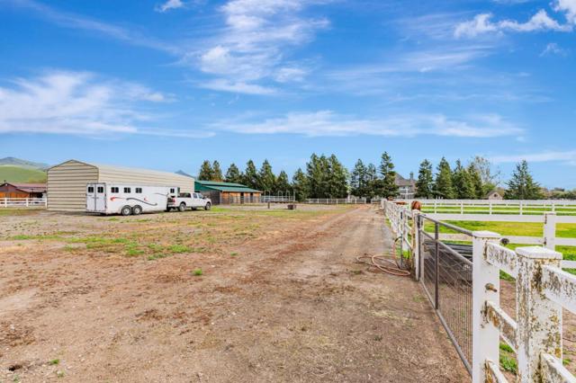 560 Tevis Trail, Hollister CA: https://media.crmls.org/mediaz/9c6d063f-614d-47cc-b26a-53426a6740ea.jpg