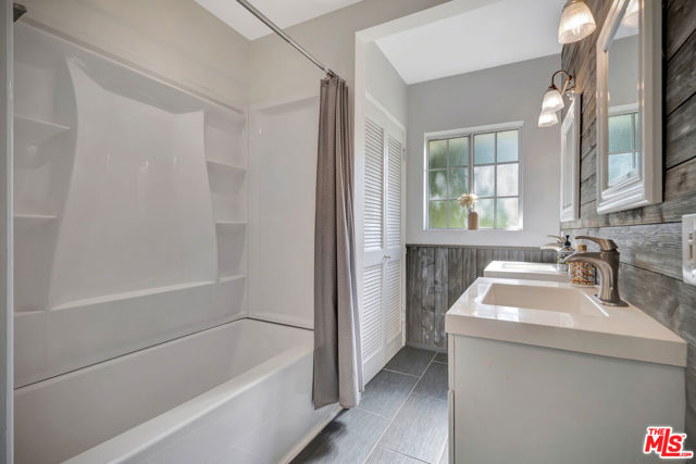 5252 Vanalden Avenue, Tarzana CA: https://media.crmls.org/mediaz/9c6d3b6a-847a-4752-a35e-6a76236db7ec.jpg