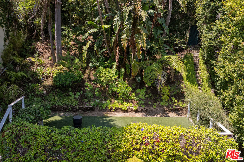 https://media.crmls.org/mediaz/9c6d55a8-9f86-4eaf-bae3-4a980a3c60c7.jpg?preset=X-Large