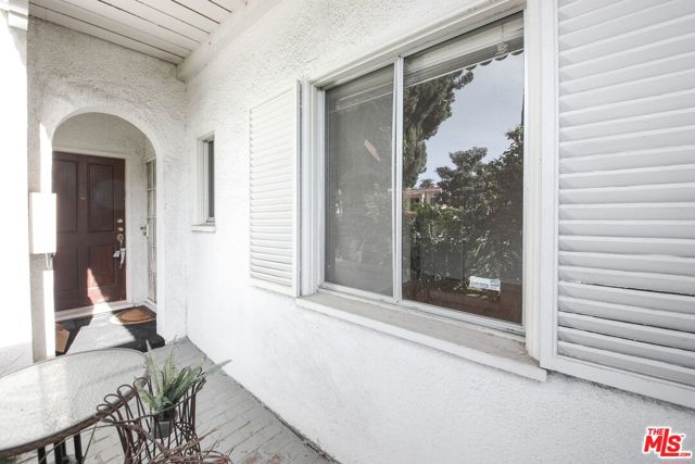 224 S Gale Drive, Beverly Hills CA: https://media.crmls.org/mediaz/9c6d883e-7d12-4c49-b002-ae7bdd8e4957.jpg