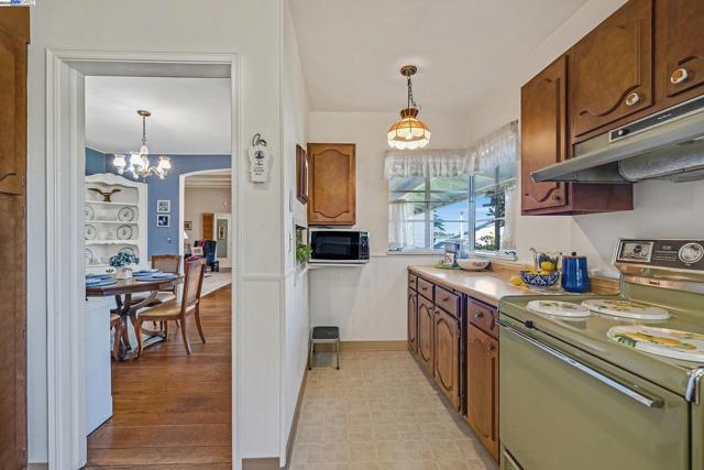 2863 Burton Dr, Oakland CA: https://media.crmls.org/mediaz/9c6e5da7-5eb0-454d-850d-239a7ddf9a1d.jpg