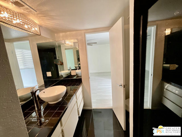 425 Bradshaw Lane, Palm Springs CA: https://media.crmls.org/mediaz/9c6e7175-080d-4072-9423-5256cddb03a0.jpg