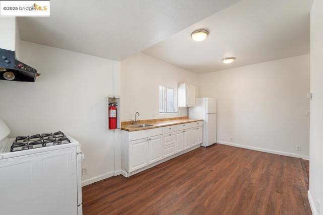 203 Bissell Ave, Richmond CA: https://media.crmls.org/mediaz/9c6ea534-ba64-47fe-8b2d-f79fba69674d.jpg