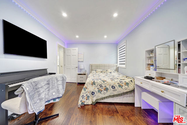 5111 Babcock Avenue, Valley Village CA: https://media.crmls.org/mediaz/9c6eb17c-ed1d-477f-b4c5-7f5da2a7bfcd.jpg