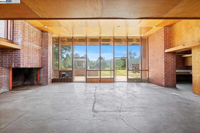 6400 Mines Rd, Livermore CA: https://media.crmls.org/mediaz/9c6ef769-5c9c-4450-b16d-13b473dad508.jpg