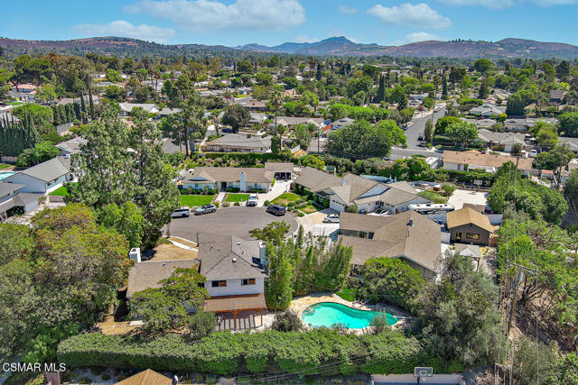 136 Erten Street, Thousand Oaks CA: https://media.crmls.org/mediaz/9c6f1c8d-75ba-437c-b423-4f0307c6e807.jpg