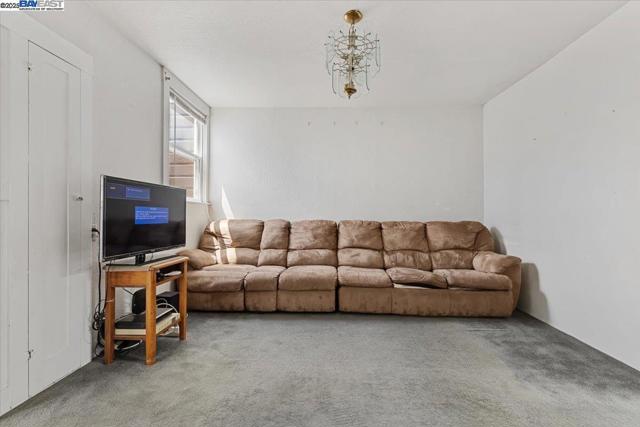 40 Acton St, Daly City CA: https://media.crmls.org/mediaz/9c6f2f11-62f0-4750-9878-e7acaa1f61a6.jpg