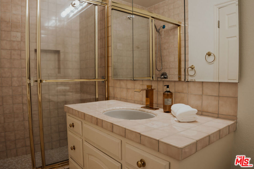 https://media.crmls.org/mediaz/9c6f388e-26b7-44b7-9243-d6b329b1e6d6.jpg?preset=X-Large
