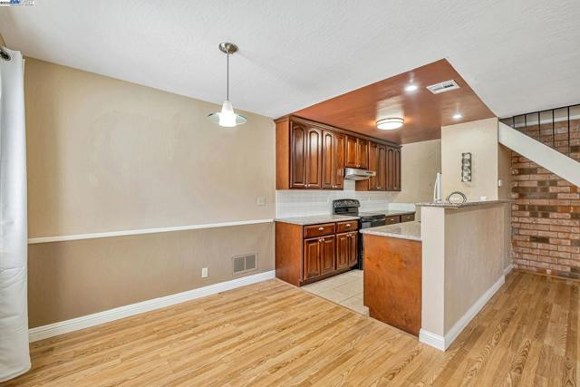 2141 Swan Ct, Union City CA: https://media.crmls.org/mediaz/9c6fdb19-f9d6-4434-8bb6-a10f0cd6b76e.jpg