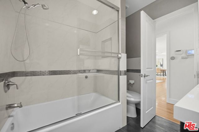 4719 W Wortser Avenue, Sherman Oaks CA: https://media.crmls.org/mediaz/9c71b7fb-b66e-4a01-9e77-ddf5544e90f6.jpg