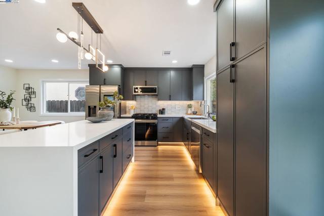 31314 San Andreas Dr, Union City CA: https://media.crmls.org/mediaz/9c71d40d-4ac6-4eb2-bb33-cb681901a802.jpg