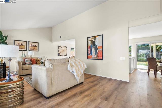 4848 Nadine Ct, Union City CA: https://media.crmls.org/mediaz/9c732525-2f68-4abd-b8a5-b12fc8ef47bd.jpg