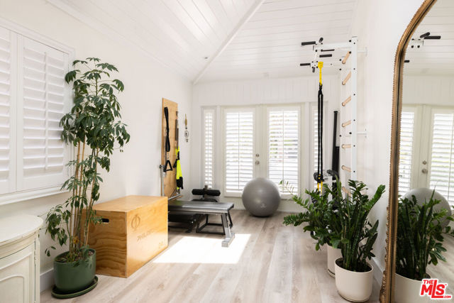 3739 Barry Avenue, Los Angeles CA: https://media.crmls.org/mediaz/9c73724a-03a9-4624-9f44-a6023a5a9edd.jpg