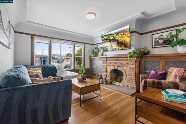 1118 GENEVA AVE, San Francisco CA: https://media.crmls.org/mediaz/9c73b818-fa7f-47be-8132-604eadba3f6a.jpg