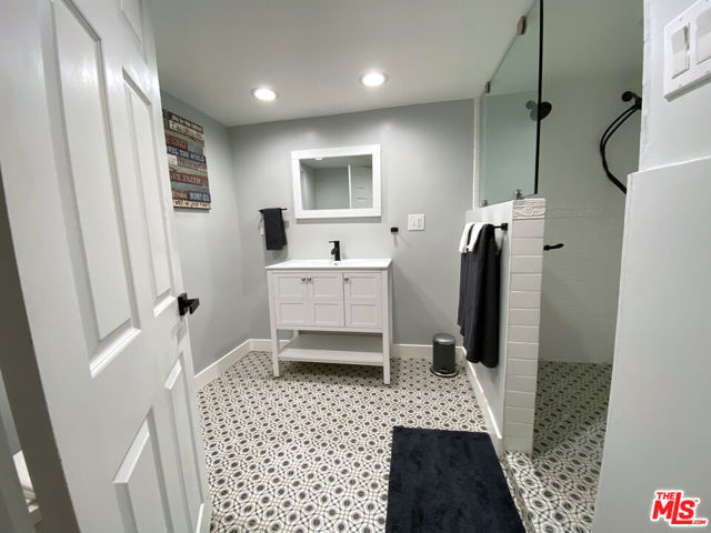 84 N Palm Street, Ventura CA: https://media.crmls.org/mediaz/9c75078d-ff09-43a2-b17d-6cb87b4586d6.jpg