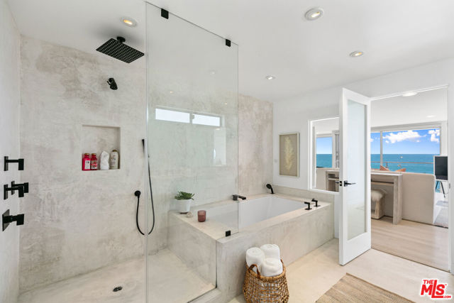 24928 Malibu Road, Malibu CA: https://media.crmls.org/mediaz/9c75bfa9-981c-40eb-b095-550112f021fb.jpg