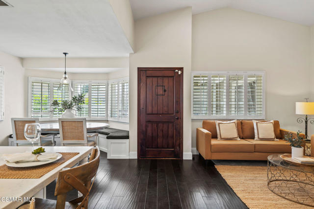 4570 N Vistapark Drive, Moorpark CA: https://media.crmls.org/mediaz/9c75c97a-fb51-4669-b9fc-5e671cb06f7a.jpg