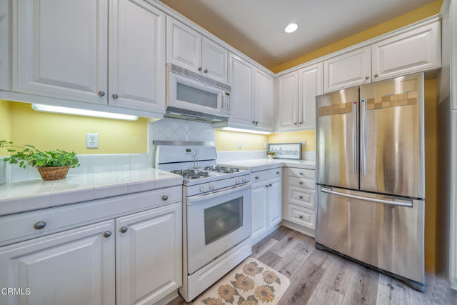 Detail Gallery Image 10 of 29 For 19534 Laroda Ln #225,  Saugus,  CA 91350 - 2 Beds | 2/1 Baths