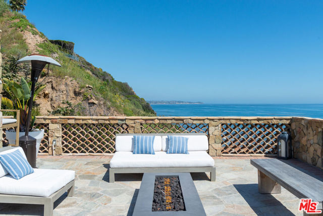 32852 Pacific Coast Highway, Malibu CA: https://media.crmls.org/mediaz/9c7650d2-9b10-4dcf-92d0-6e5688e15be5.jpg