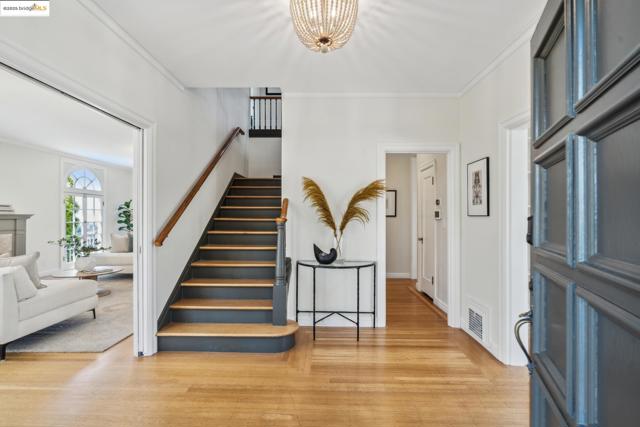 6051 MARGARIDO Dr, Oakland CA: https://media.crmls.org/mediaz/9c765abc-ca37-4fc5-bb7b-fc0bff5bcffb.jpg