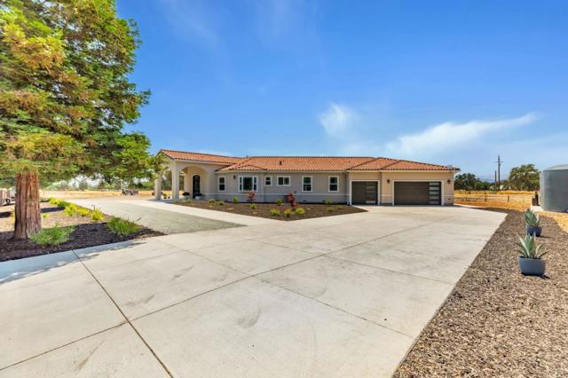 10055 Foothill Avenue, Gilroy CA: https://media.crmls.org/mediaz/9c76bc54-92e6-4421-b866-247021c45f98.jpg