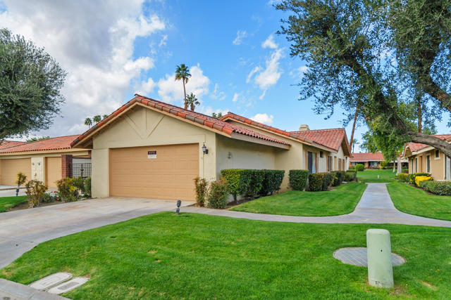 314 Sierra Madre S, Palm Desert CA: https://media.crmls.org/mediaz/9c77c98d-a34d-49ed-a67c-5af98b5bd369.jpg