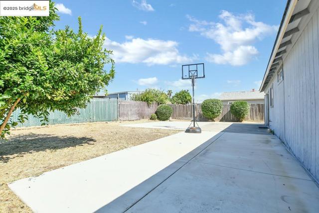 16059 Bizzibe St, Lathrop CA: https://media.crmls.org/mediaz/9c786c20-db45-43c5-8c8d-f2a2a29679c0.jpg