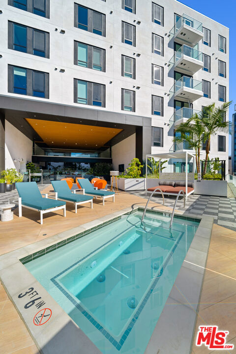 250 E Broadway, Long Beach CA: https://media.crmls.org/mediaz/9c78a288-05da-4ffc-859a-0213c1b3a0d0.jpg