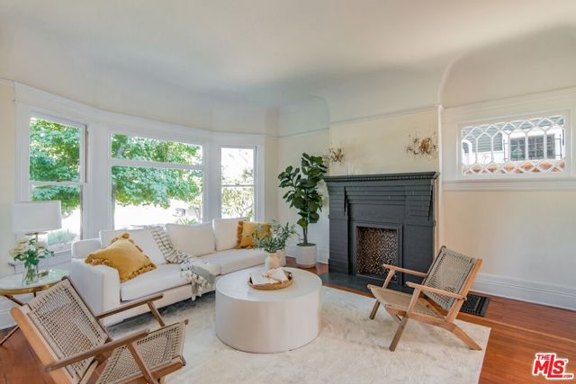 2057 S Oxford Avenue, Los Angeles CA: https://media.crmls.org/mediaz/9c793609-ee51-4573-abd7-b7a094e097f1.jpg