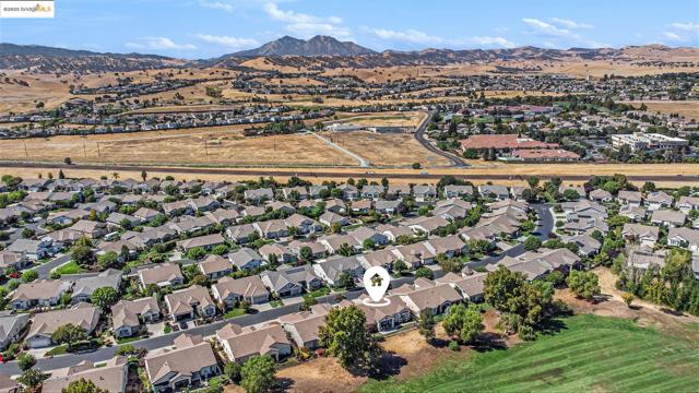 452 Tayberry Ln, Brentwood CA: https://media.crmls.org/mediaz/9c79d0ef-c626-4394-8024-424230ce80c1.jpg