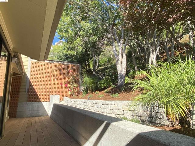 1881 Grand View Drive, Oakland CA: https://media.crmls.org/mediaz/9c7a2310-f06b-4050-815d-34e8f10c04bf.jpg