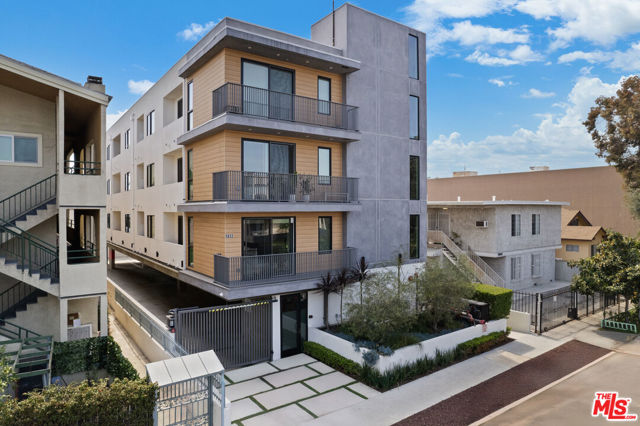 5832 Virginia Avenue, Los Angeles CA: https://media.crmls.org/mediaz/9c7aba4f-ee6f-46db-83dd-e6fd7bfbc1c5.jpg