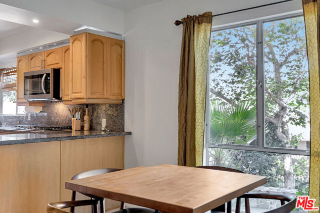 15511 Woodcrest Drive, Sherman Oaks CA: https://media.crmls.org/mediaz/9c7aef86-d903-40ca-8211-c513e1c77924.jpg