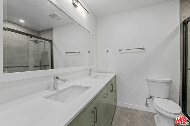 2447 N Beachwood Drive, Los Angeles CA: https://media.crmls.org/mediaz/9c7c56a1-4fb1-4352-929a-d81aad8a5b65.jpg