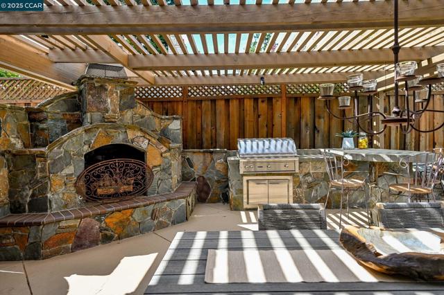 34 Willowview Ct, Danville CA: https://media.crmls.org/mediaz/9c7c9d22-397b-4000-bd97-e39238d764b2.jpg