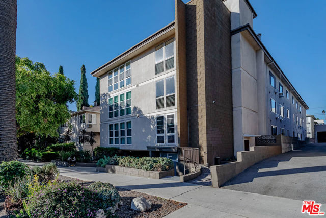 1833 N NORMANDIE Avenue, Los Angeles CA: https://media.crmls.org/mediaz/9c7d67b6-e19b-4a90-a96c-c24437f3ae1e.jpg