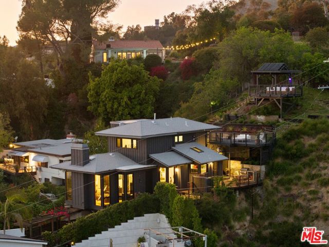 2860 Hollyridge Drive, Los Angeles CA: https://media.crmls.org/mediaz/9c7e8380-e8fe-4a57-8770-3811bb2faffd.jpg