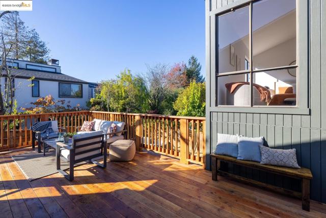 568 Vistamont Ave, Berkeley CA: https://media.crmls.org/mediaz/9c7edb14-6cd4-4067-8e3d-ed2016025afa.jpg