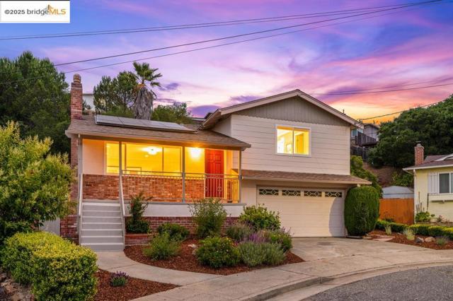 21 Maggiora Ct, Oakland CA: https://media.crmls.org/mediaz/9c811409-59d0-4dbc-b51f-ae1bfad32c87.jpg