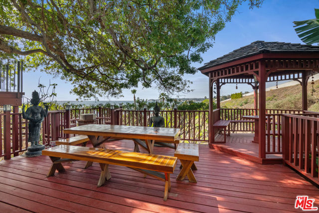 27004 PACIFIC COAST Highway, Malibu CA: https://media.crmls.org/mediaz/9c812bbd-af56-4b44-97a4-b3866456f884.jpg